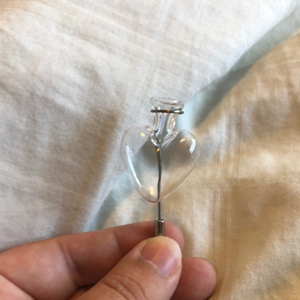 Heart vase stick pin